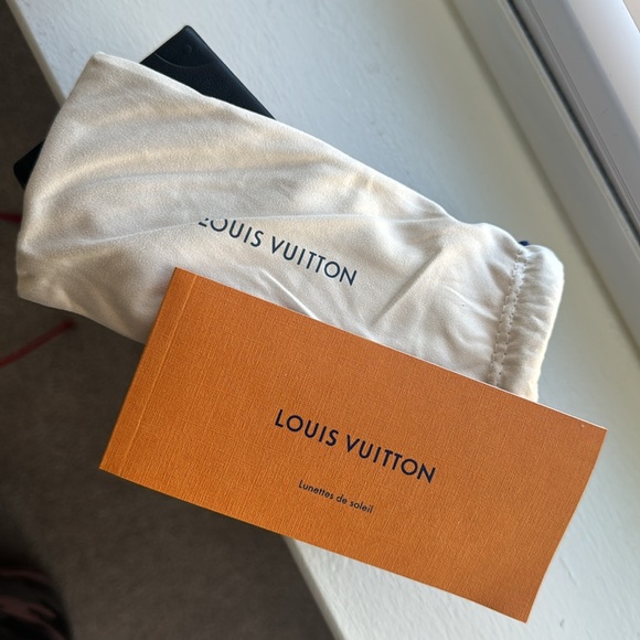 BRAND NEW !! Comes with box and dust bag - Picture 6 of 7